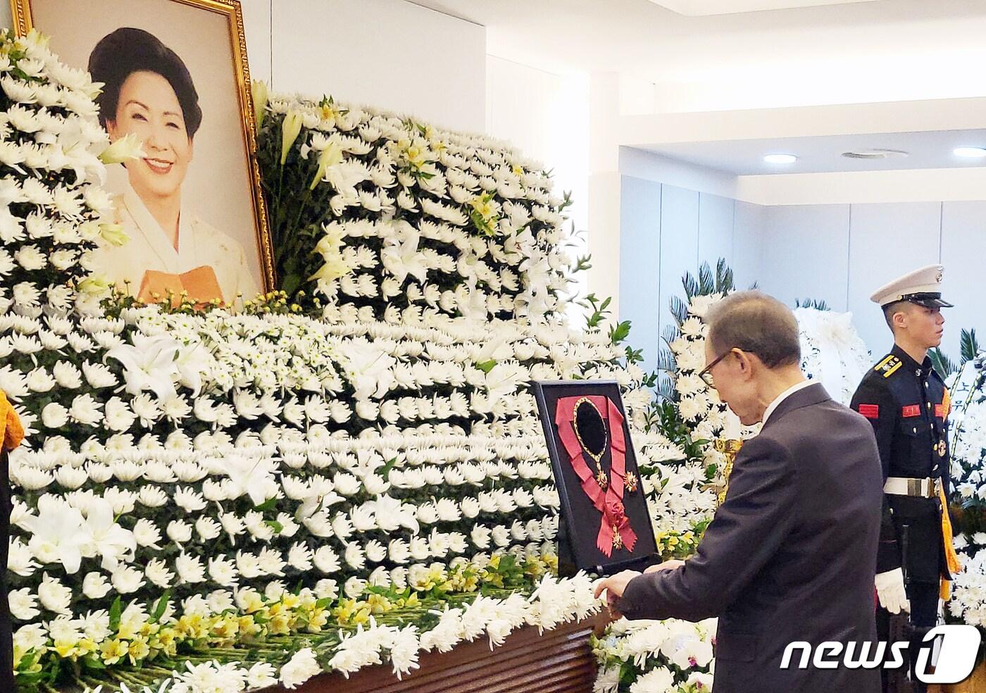 본문 이미지 - 이명박 전 대통령이 9일 오후 서울 종로구 서울대학교병원 장례식장에 마련된 고 김영삼 전 대통령 부인 손명순 여사 빈소 조문을 하고 있다. 2024.3.9/뉴스1 ⓒ News1 이비슬 기자