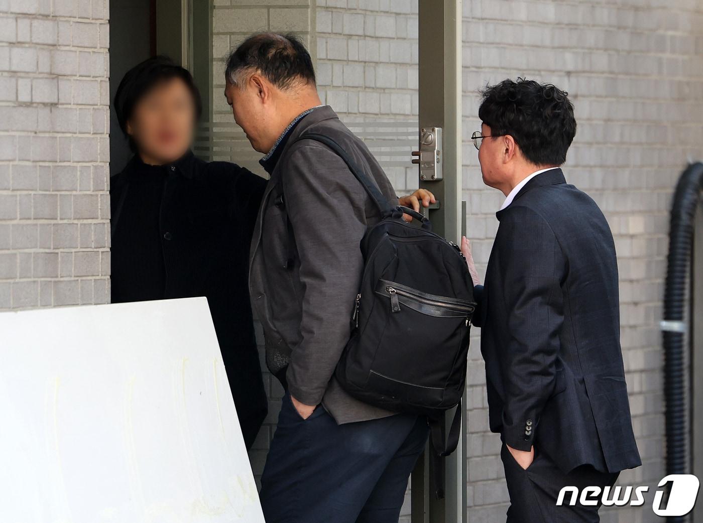 본문 이미지 - 9일 오후 서울 모처에서 열린 전국의과대학교수협의회(전의교협) 비공개 긴급 총회에서 의대 교수들이 참석하고 있다.  2024.3.9/뉴스1 ⓒ News1 김진환 기자