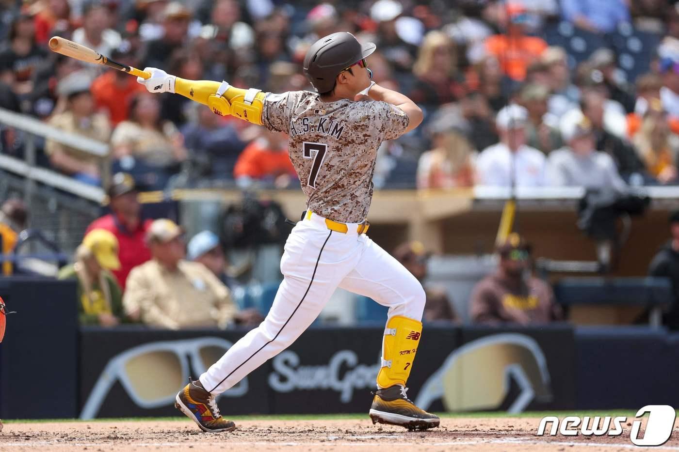 본문 이미지 - 샌디에이고 파드리스 유격수 김하성이 1일(한국시간) 열린 2024 메이저리그 샌프란시스코 자이언츠전에서 2회말 3점 홈런을 터뜨렸다. ⓒ AFP=뉴스1