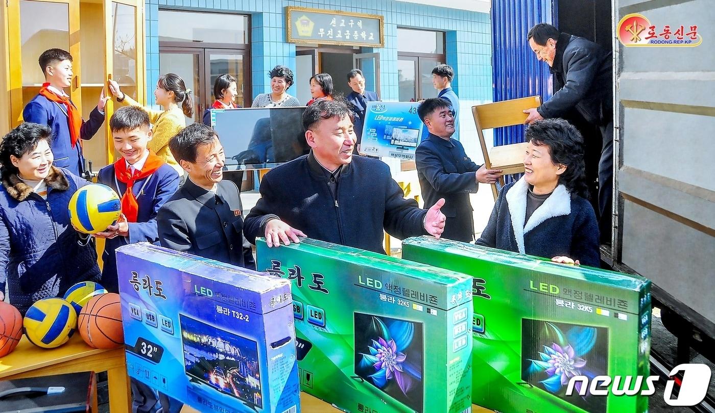 본문 이미지 - (평양 노동신문=뉴스1) = 북한 노동당 기관지 노동신문은 1일 선교구역에서 교육사업에 필요한 설비와 교구비품 마련 사업을 진행해 17종에 수백 점의 교구비품을 마련했다고 전했다. [국내에서만 사용가능. 재배포 금지. DB 금지. For Use Only in the Republic of Korea. Redistribution Prohibited] rodongphoto@news1.kr