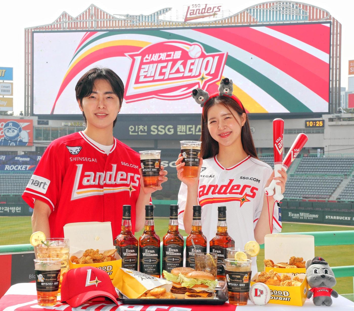 본문 이미지 - 1일 인천 미추홀구 문학동 SSG랜더스필드에서 모델들이 신세계그룹 상반기 최대 쇼핑축제인 랜더스데이를 맞아 신세계푸드가 노브랜드 버거 SSG랜더스필드점 전용 메뉴로 출시한 '에반 윌리엄스 하이볼'을 소개하고 있다. (신세계푸드 제공)