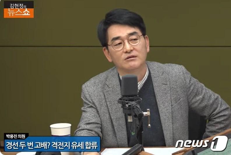 본문 이미지 - 박용진 더불어민주당 후보가 1일 CBS라디오 '김현정의 뉴스쇼'에서 자신의 지역구에 나선 같은 한민수 후보가 자신을 선대위 출범식 때 초청도 하지 않고, 또 사실과 다른 발언을 했다며 불편해 했다. (유튜브 갈무리) ⓒ 뉴스1  