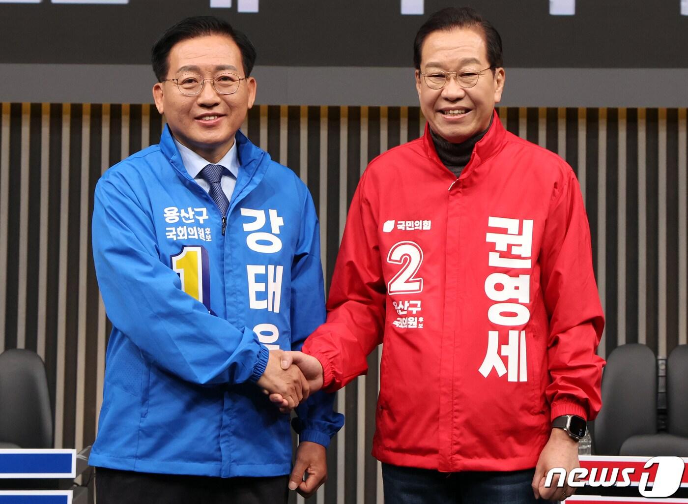 본문 이미지 - 강태웅 더불어민주당 용산구 후보자와 권영세 국민의힘 후보자가 1일 오전 서울 서초구 아리랑TV에서 열린 제22대 국회의원선거 방송토론회에서 기념촬영을 하고 있다. 2024.4.1/뉴스1 ⓒ News1 김명섭 기자