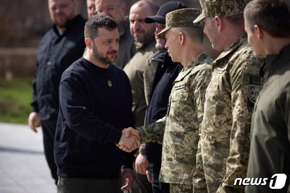 본문 이미지 - 볼로디미르 젤렌스키 우크라이나 대통령이 31일(현지시간) 키이우 인근 부차에서 러시아 해방 2주년을 맞아 열린 희생자 추모식서 올렉산드르 시르스키 총사령관과 악수를 하고 있다. 2024.3.31. ⓒ AFP=뉴스1 ⓒ News1 우동명 기자