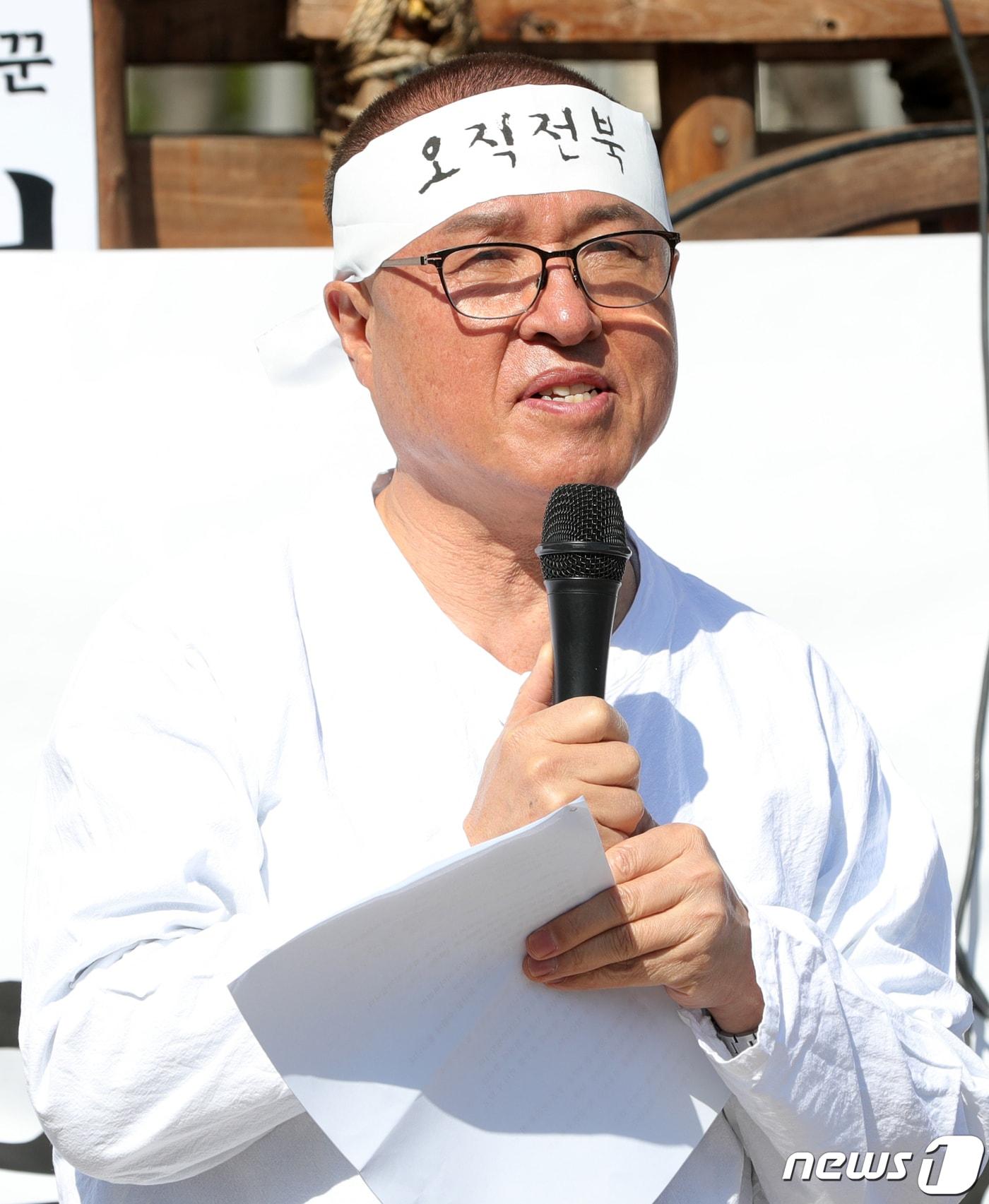 본문 이미지 - 정운천 국민의힘 전주을 후보가 1일 전북자치도 전주시 전북도청 앞에서 기자회견을 열고 질의에 답변을 하고 있다. 2024.4.1/뉴스1 ⓒ News1 유경석 기자
