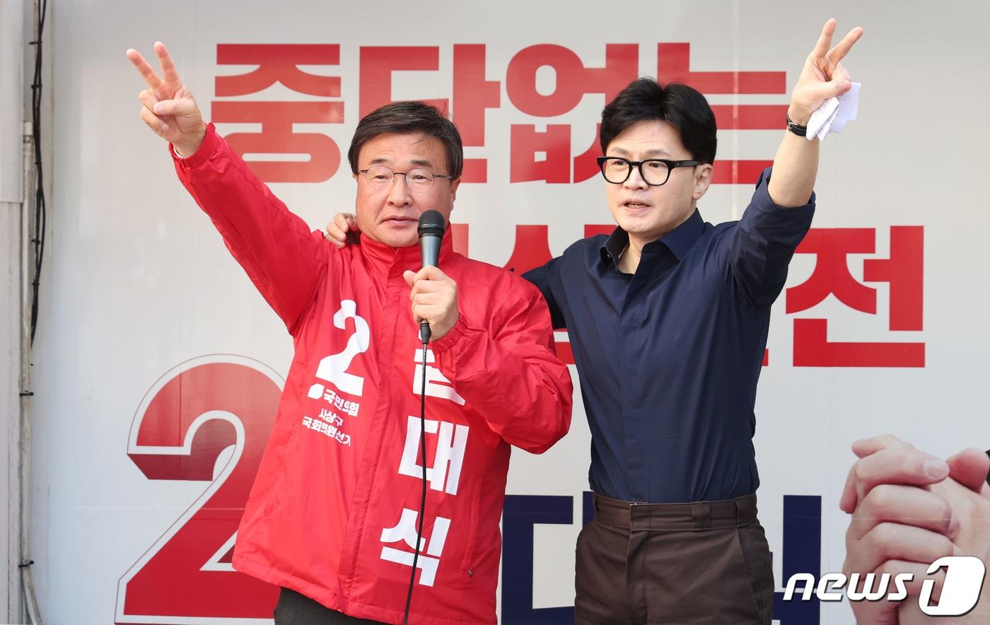 본문 이미지 - 2024년 4월 1일 당시 한동훈 국민의힘 총괄선거대책위원장이 부산 사상구에서 열린 '국민의힘으로 사상살리기' 애플아울렛 지원유세에서 김대식 사상구 후보와 함께 지지를 호소하고 있는 모습. (공동취재) 2024.4.1 ⓒ 뉴스1 임세영 기자