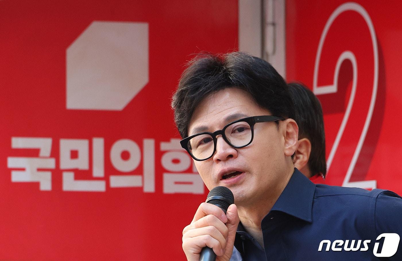본문 이미지 - 한동훈 국민의힘 총괄선거대책위원장이 1일 오전 부산 사상구에서 열린 '국민의힘으로 사상살리기' 애플아울렛 지원유세에서 김대식 사상구 후보 지지를 호소하고 있다. (공동취재) 2024.4.1/뉴스1 ⓒ News1 임세영 기자