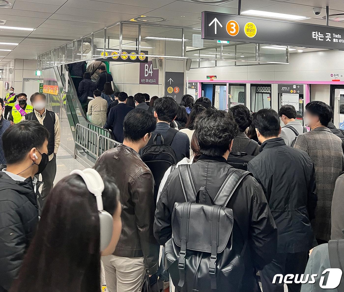 본문 이미지 - GTX-A노선 개통 후 첫 평일인 1일 서울 강남구 수서역에서 출근길 승객들이 GTX 열차에서 내려 이동하고 있다. 2024.4.1/뉴스1 ⓒ News1 신현우