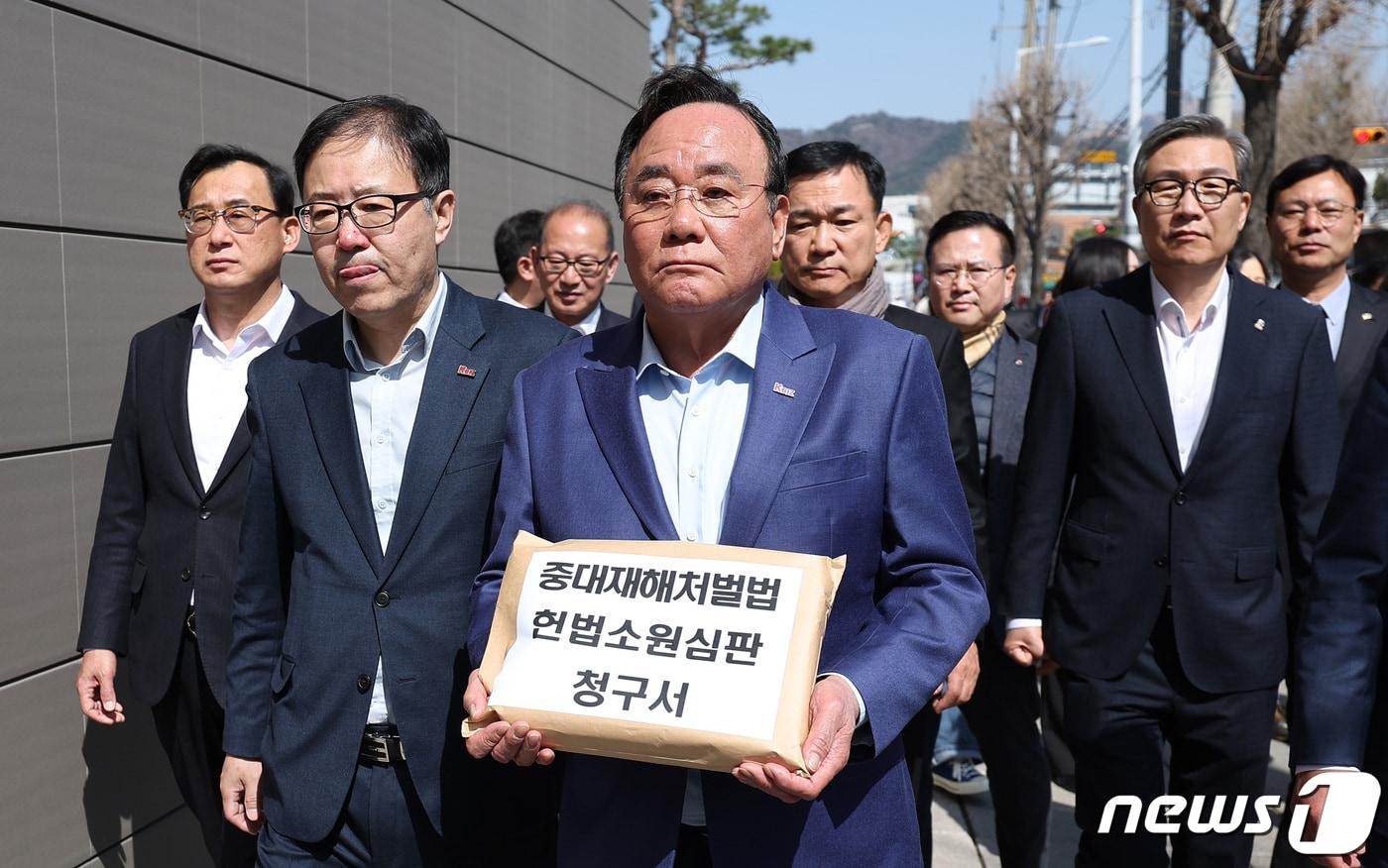본문 이미지 - 배조웅 중소기업중앙회 수석부회장과 정윤모 상근부회장 등이 서울 종로구 헌법재판소 앞에서 열린 중소기업·건설·경제단체 중대재해처벌법 헌법소원 청구 기자회견을 마치고 중대재해처벌법 헌법소원심판 청구서를 제출하기 위해 민원실로 향하고 있다./뉴스1 ⓒ News1 김민지 기자