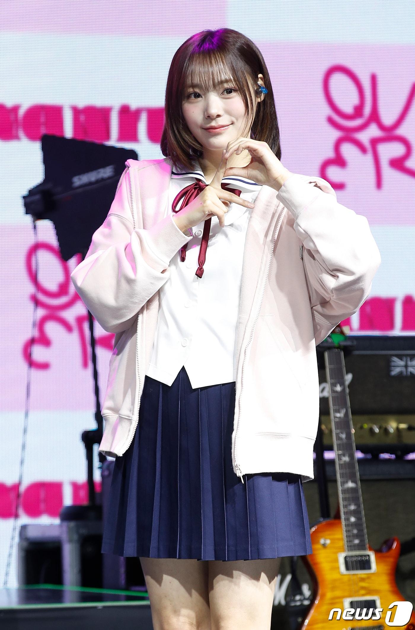 본문 이미지 - 그룹 QWER(큐더블유이알)의 시연이 1일 서울 서대문구 예스24 원더로크홀에서 가진 미니 1집 ' MANITO'(마니또) 발매 쇼케이스에서 포즈를 취하고 있다. 2024.4.1/뉴스1 ⓒ News1 권현진 기자