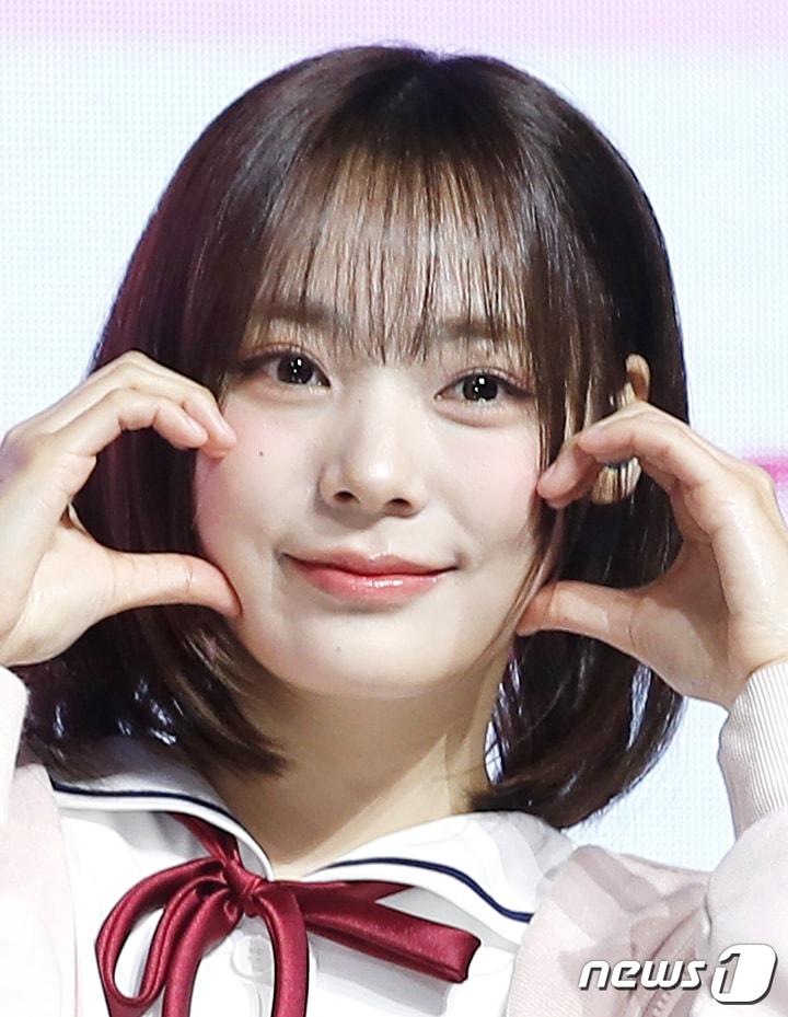 본문 이미지 - 그룹 QWER(큐더블유이알)의 시연이 1일 서울 서대문구 예스24 원더로크홀에서 가진 미니 1집 ' MANITO'(마니또) 발매 쇼케이스에서 포즈를 취하고 있다. 2024.4.1/뉴스1 ⓒ News1 권현진 기자