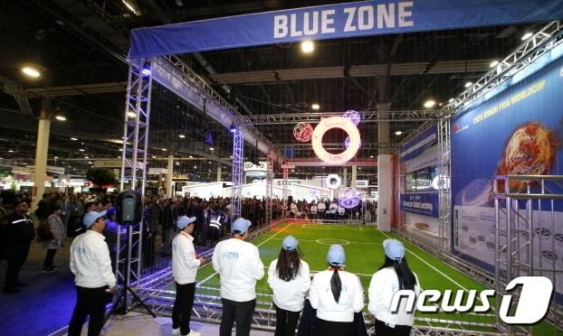 본문 이미지 - CES 행사장 가운 하나인 미국 라스베이거스 컨벤션센터 테크웨스트 베네치안 엑스포에서 펼쳐지고 있는 드론축구 경기 모습.(전주시 제공)/뉴스1