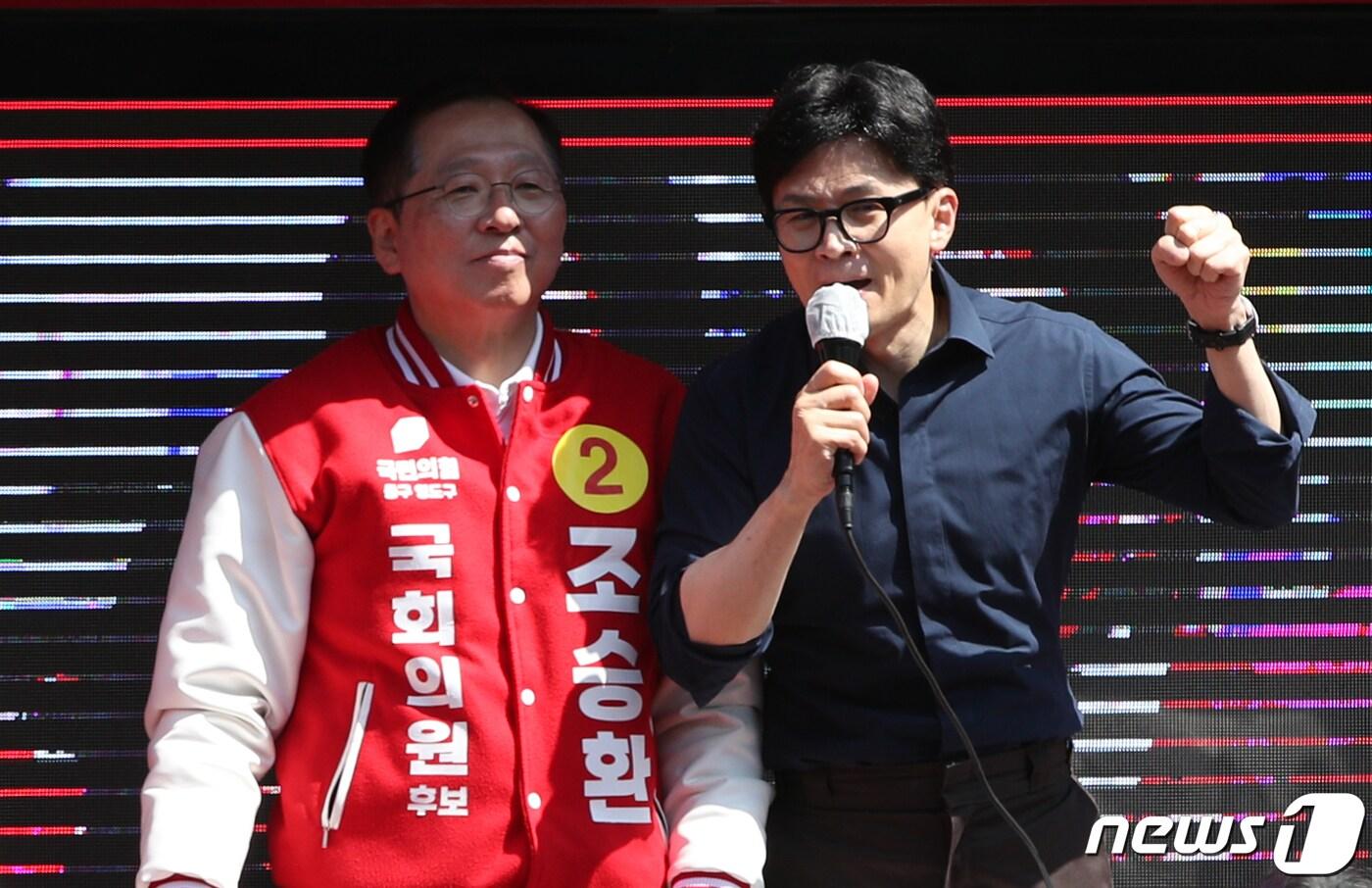 조승환 부산 중구영도구 당선인&#40;왼쪽&#41;과 한동훈 국민의힘 총괄선거대책위원장&#40;공동취재&#41; 2024.4.1/뉴스1 ⓒ News1 임세영 기자