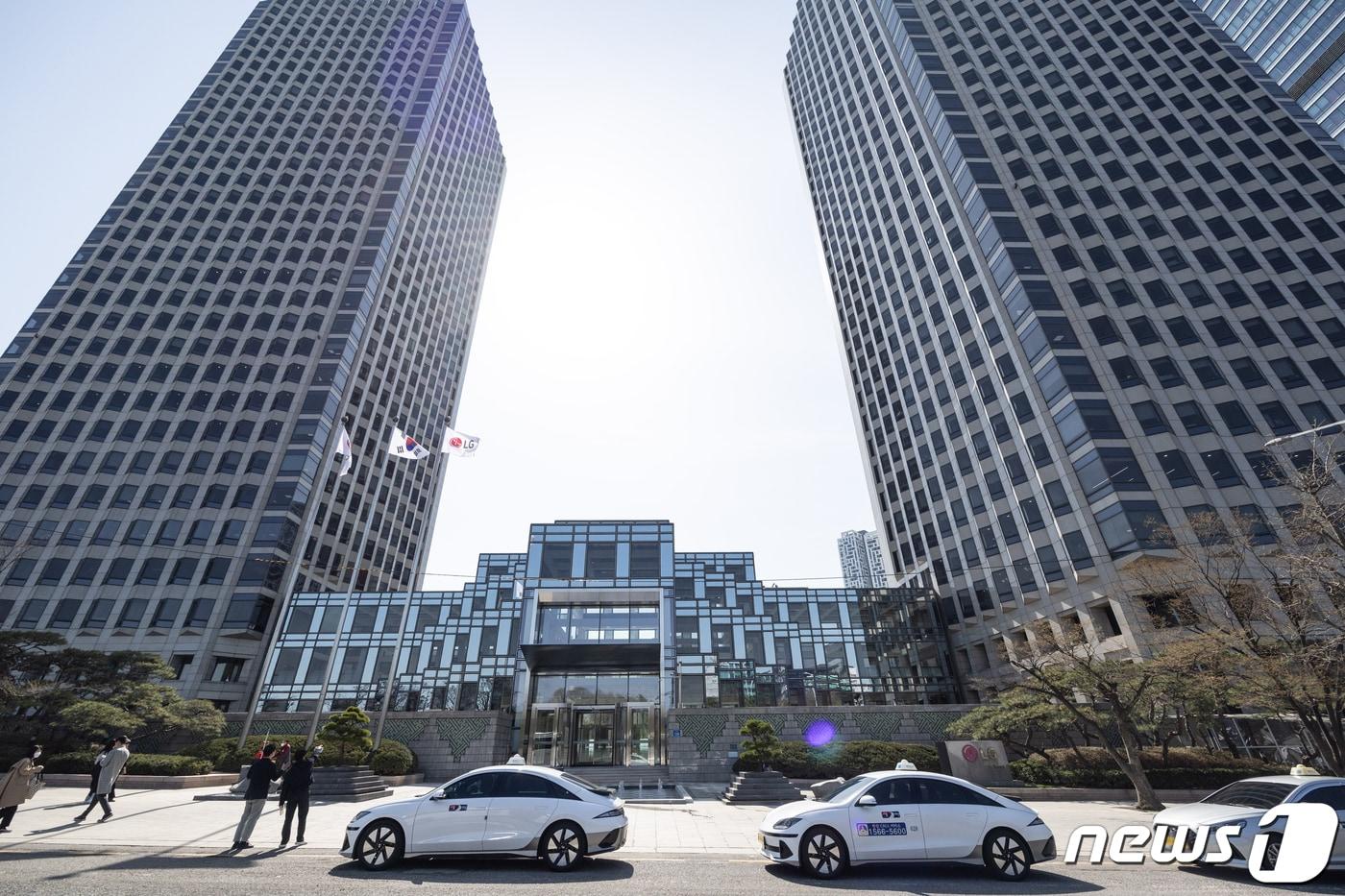 본문 이미지 -  사진은 이날 리모델링을 마친 서울 여의도 LG트윈타워의 모습. 2024.4.1/뉴스1 ⓒ News1 이재명 기자