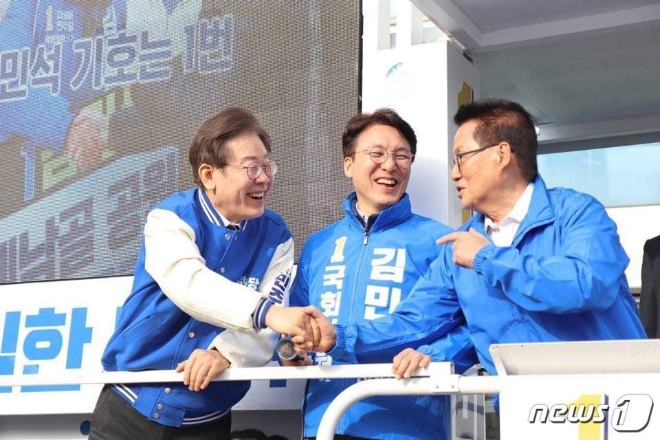 본문 이미지 - 2024년 3월 30일 박지원 더불어민주당 해남·완도·진도 국회의원 후보가 서울 영등포구 신길동 영진시장 앞에서 열린 김민석 후보 지원유세에 이재명 대표와 함께 나선 모습.(박지원 선거사무실 제공) ⓒ 뉴스1 김태성 기자