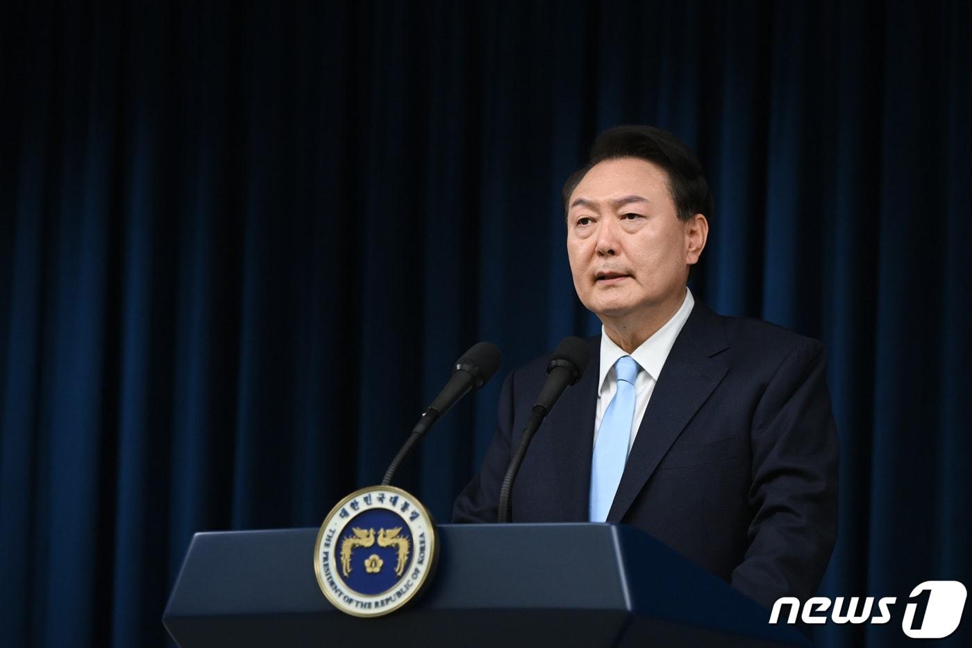 본문 이미지 - 윤석열 대통령이 1일 오전 용산 대통령실 브리핑룸에서 의대 정원 증원 등 의료개혁과 관련 대국민담화 '국민께 드리는 말씀'을 발표하고 있다. (대통령실 제공) 2024.4.1/뉴스1 ⓒ News1 안은나 기자