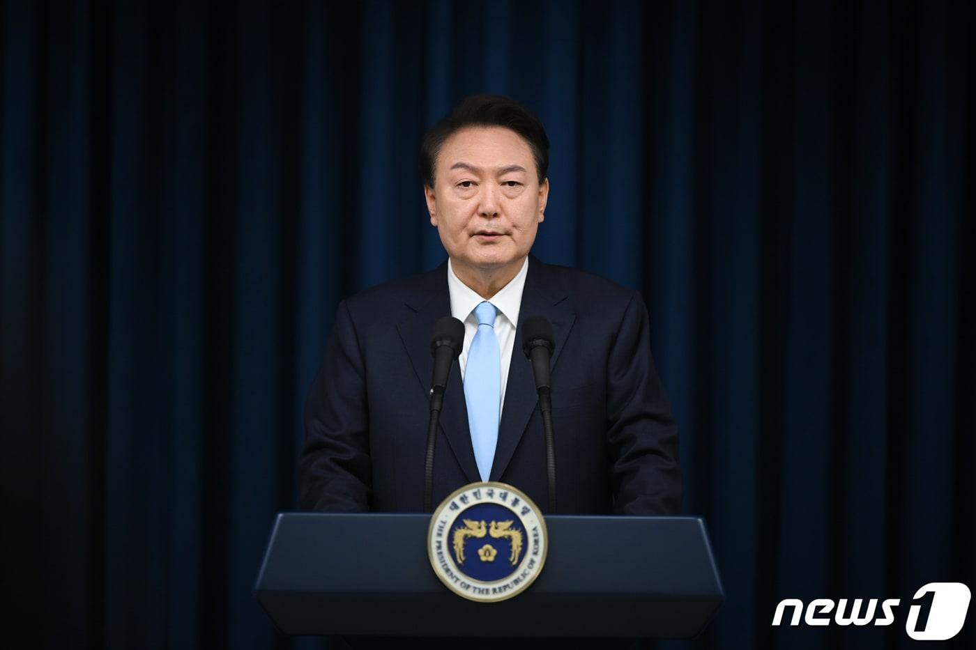 본문 이미지 - 윤석열 대통령이 1일 오전 용산 대통령실 브리핑룸에서 의대 정원 증원 등 의료개혁과 관련 대국민담화 '국민께 드리는 말씀'을 발표하고 있다. (대통령실 제공) 2024.4.1/뉴스1 ⓒ News1 안은나 기자