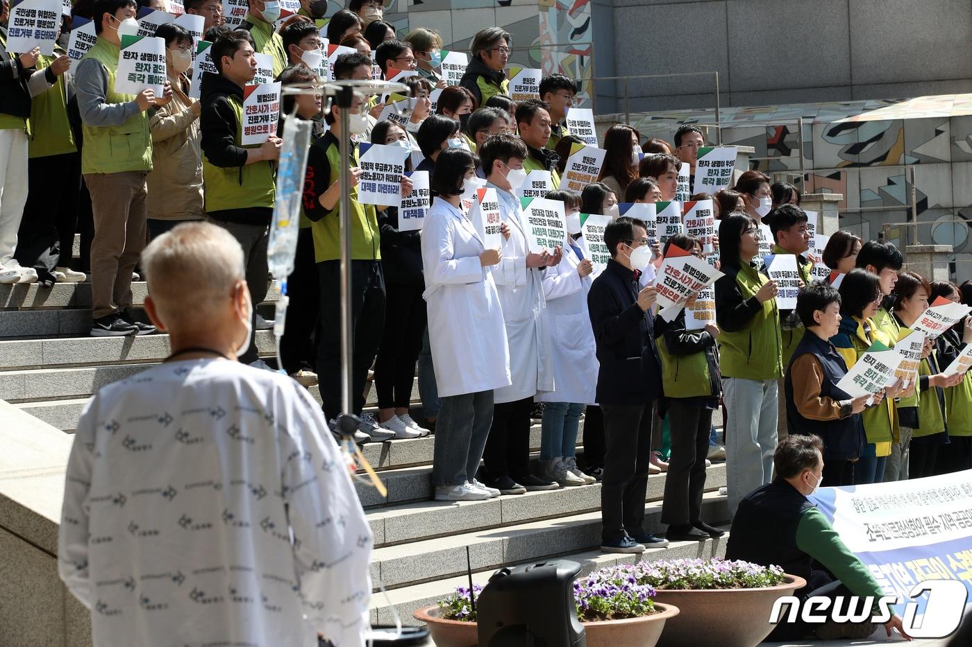본문 이미지 - 1일 오전 서울 서대문구 세브란스병원에서 환자가 전공의 즉각 복귀, 교수 사직 철회 및 조속한 진료 정상화 위해 정부와 사용자 대책 수립, 환자와 병원노동자가 참여하는 사회적 대화 촉구를 위한 '서울지역 전공의 수련병원 현장 노동조합 대표자 합동 기자회견'을 지켜보고 있다. 2024.4.1/뉴스1 ⓒ News1 이승배 기자