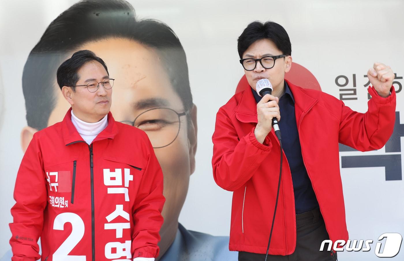 본문 이미지 - 2024년 4월 1일 당시 한동훈 국민의힘 총괄선거대책위원장이 부산 남구 용호동에서 열린 '국민의힘으로 남구살리기' LG메트로시티 지원유세에서 박수영 남구 후보 지지를 호소하던 모습. 2024.4.1 ⓒ 뉴스1 윤일지 기자