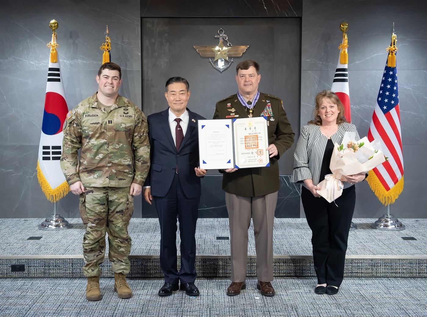 본문 이미지 - 신원식 국방부 장관이 1일 서울 용산구 소재 국방부 청사에서 윌러드 벌러슨 미 8군사령관에게 보국훈장 국선장을 수여하고, 그의 부인(사진 맨 오른쪽), 미 육군 대위로 복무 중인 벌러슨 사령관의 아들(사진 맨 왼쪽)과 함께 기념사진을 촬영하고 있다.(국방부 제공)