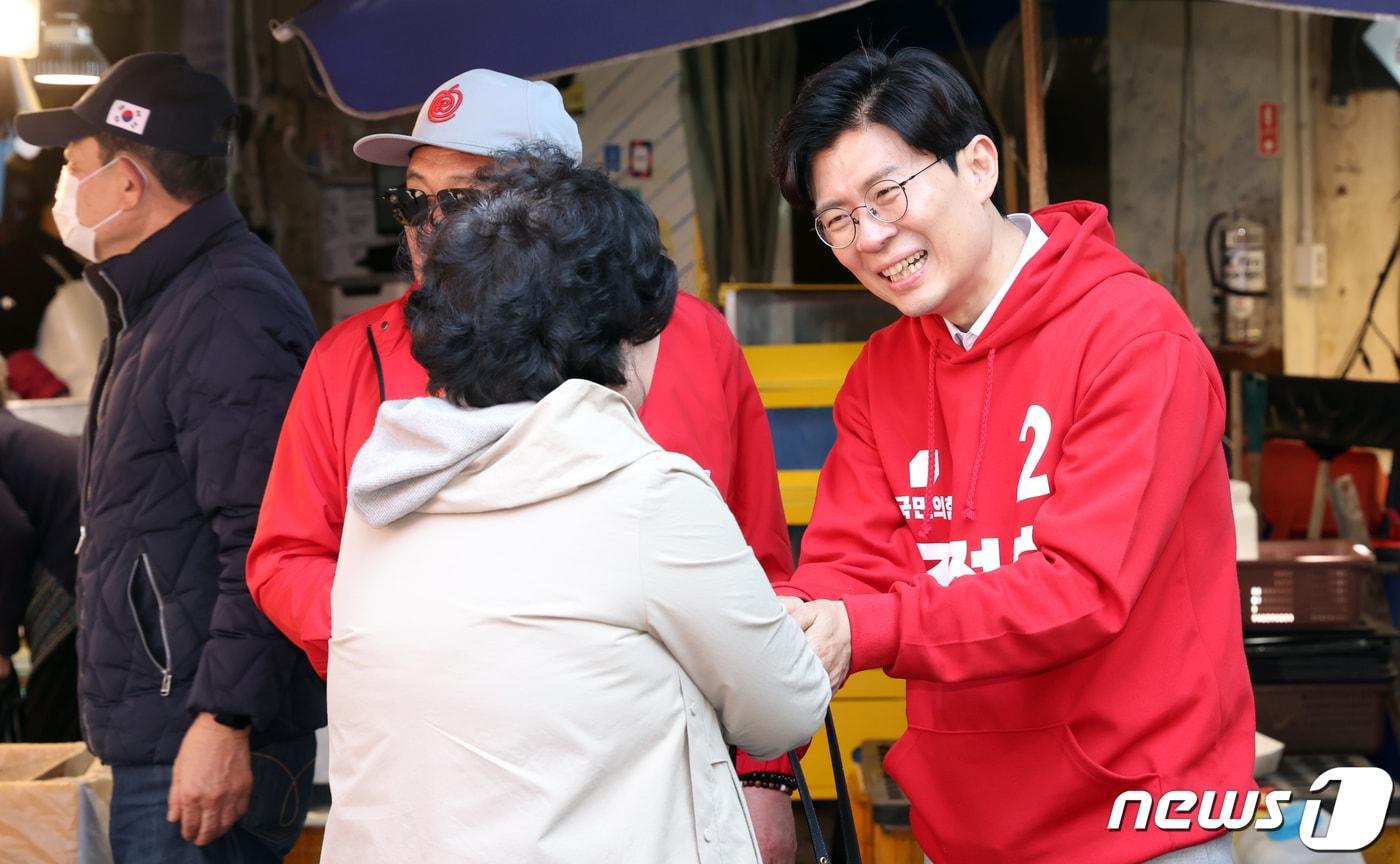 조정훈 국민의힘 의원이 1일 오후 서울 마포구 공덕시장에서 상인 및 주민들에게 지지를 호소하며 인사를 하고 있다. 2024.4.1/뉴스1 ⓒ News1 김명섭 기자