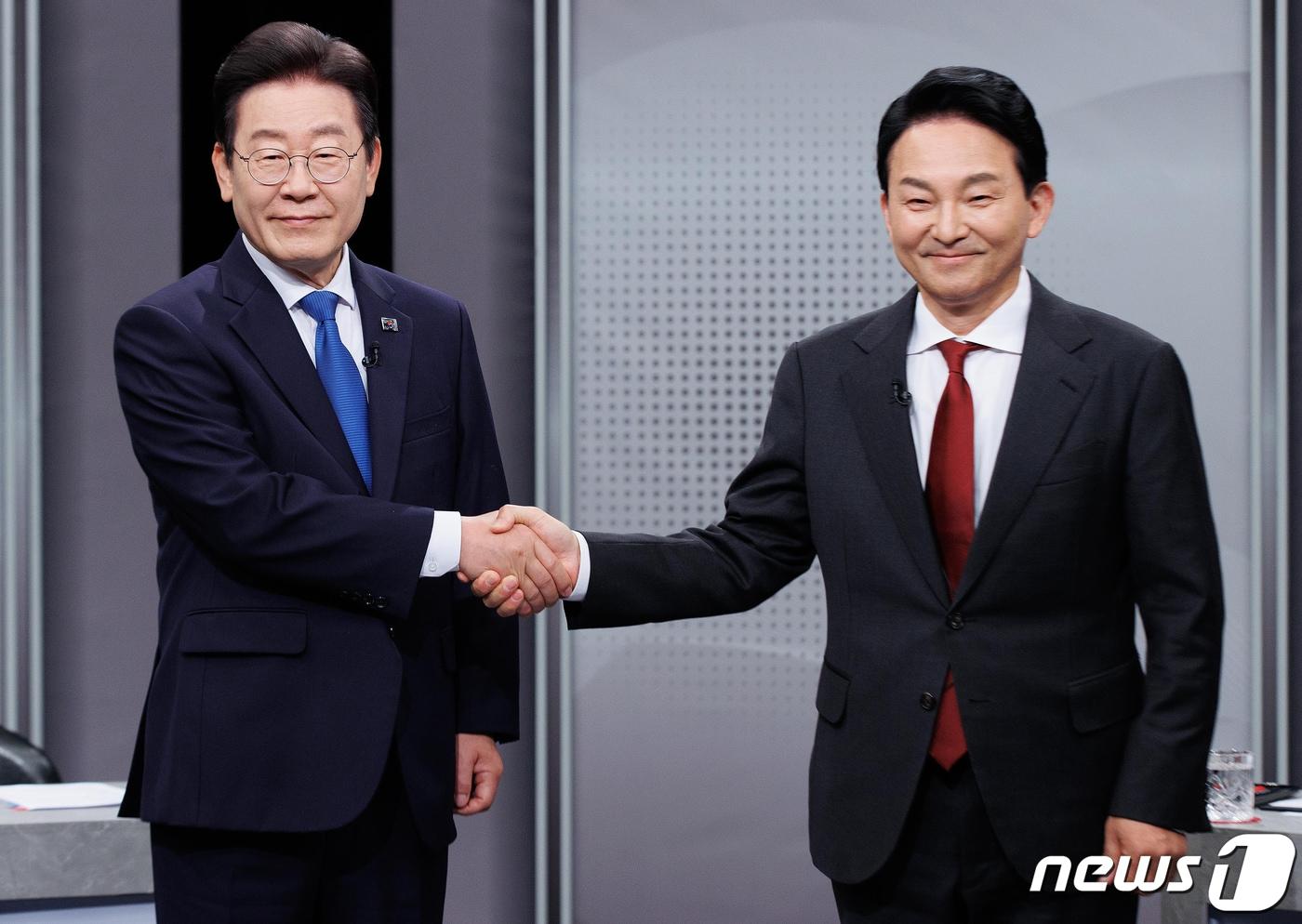 본문 이미지 - 인천 계양을 후보인 더불어민주당 이재명, 국민의힘 원희룡 후보가 1일 오후 경기 부천시 OBS 경인TV에서 진행된 제22대 국회의원선거 인천 계양을 후보자 토론회에 앞서 기념촬영을 하고 있다. 2024.4.1/뉴스1 ⓒ News1 국회사진취재단