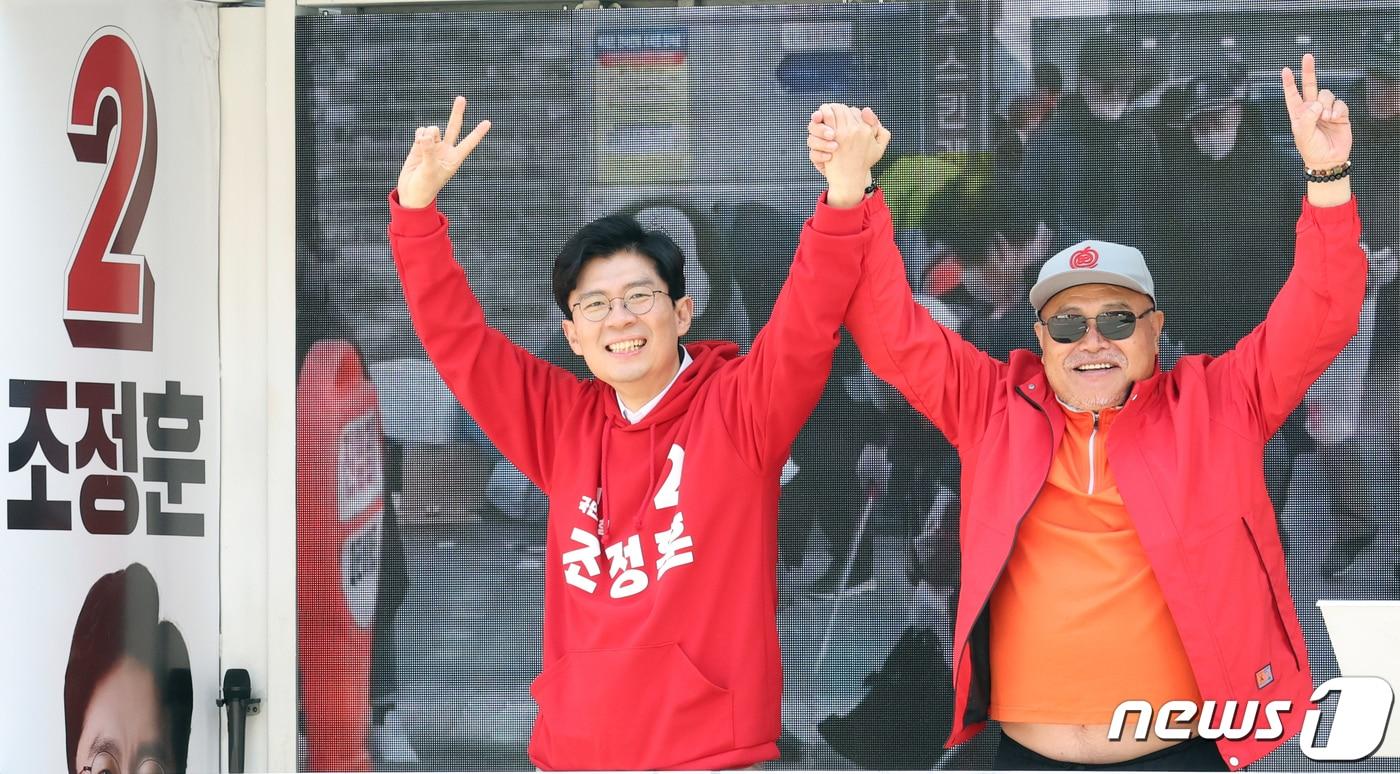 본문 이미지 - 조정훈 마포구갑 국회의원 후보가 1일 오후 서울 마포구 공덕시장에서 유세차랑에 올라 지지를 호소하며 인사를 하고 있다. 오른쪽은 가수 김흥국. 2024.4.1/뉴스1 ⓒ News1 김명섭 기자