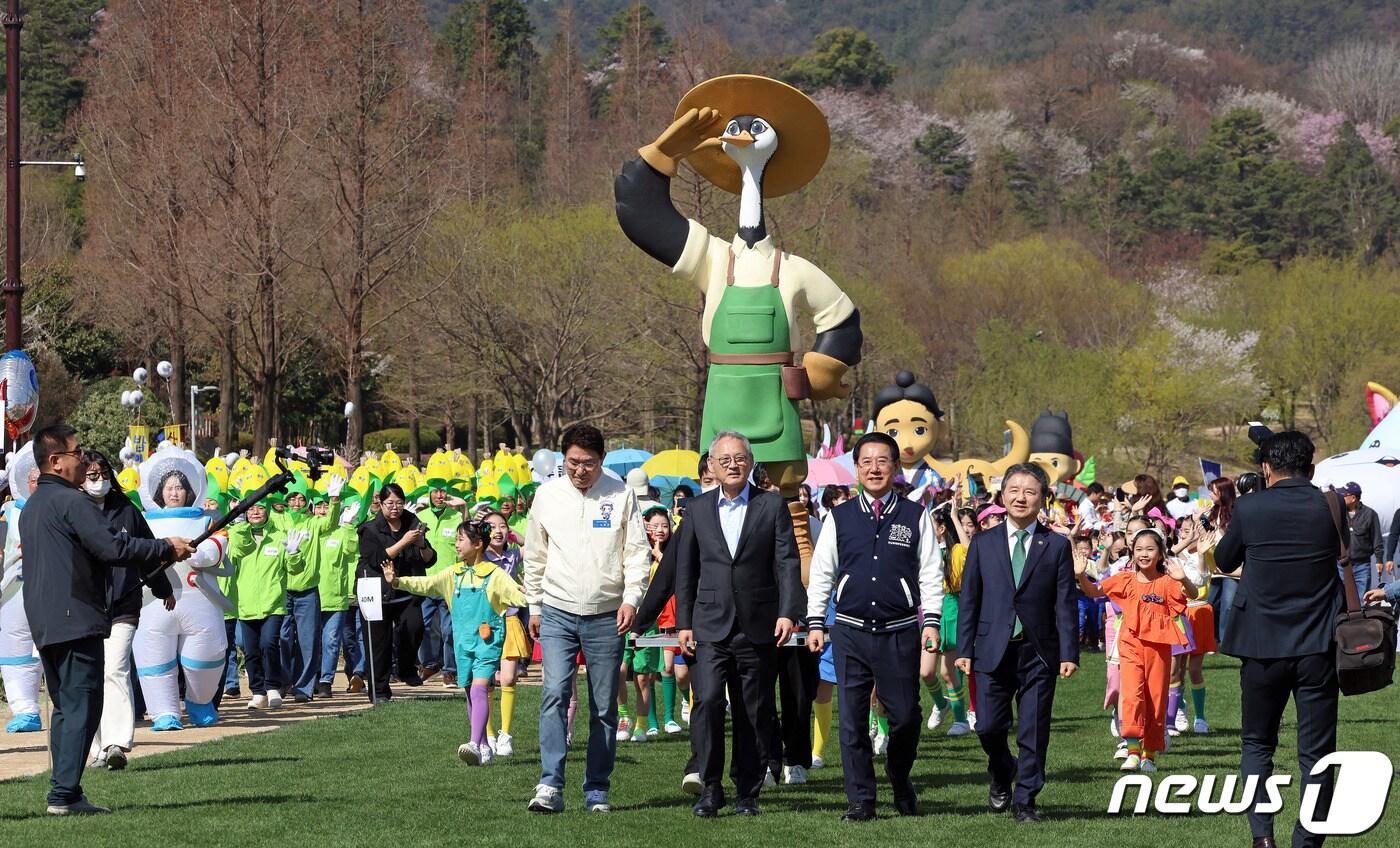 본문 이미지 - 지난 4월 1일 전남 순천시 순천만국가정원에서 열린 순천만국가정원 개막식에서 유인촌 문화체육관광부 장관 등이 이동하고 있다. 뉴스1 DB