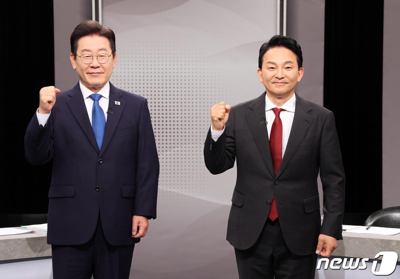 본문 이미지 - 인천 계양을 후보인 더불어민주당 이재명(왼쪽)과 국민의힘 원희룡 후보가 4월1일 오후 경기 부천시 OBS 경인TV에서 진행된 제22대 국회의원선거 인천 계양을 후보자 토론회에 앞서 포즈를 취하고 있다. 2024.4.1/뉴스1 ⓒ News1 국회사진취재단
