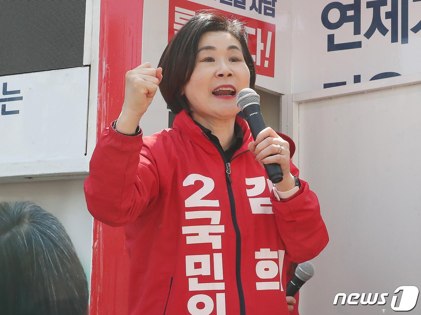 본문 이미지 - 김희정 국민의힘 부산 연제 후보가 1일 오후 부산 연제구 연산역 앞에서 열린 ‘국민의힘으로 연제살리기’ 연산로타리 지원유세에서 지지를 호소하고 있다. 2024.4.1/뉴스1 ⓒ News1 임세영 기자