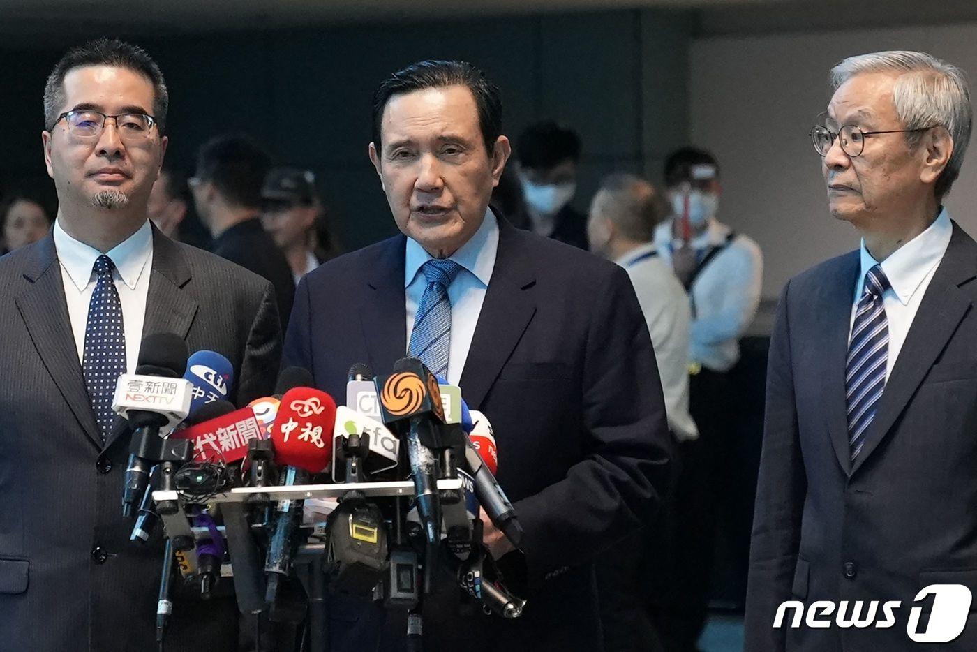본문 이미지 - 마잉주 대만 전 총통이 1일 중국으로 향하기에 앞서 타오위안 공항에서 기자회견을 갖고있다. 마 전 총통은 이번 방중이 양안간 긴장을 완화하기 위한 '평화의 여정'이라고 밝혔다.2024.04.01 ⓒ AFP=뉴스1