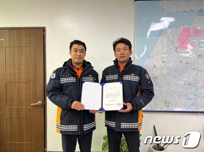 본문 이미지 - 고창소방서가 제5회 전북자치도 화재감식 경연대회에서 1위를 차지했다. 대회에 참가한 신동민, 김민제 대원이 상장을 들고 사진을 찍고 있다.(고창소방서 제공)2024.4.1/뉴스1