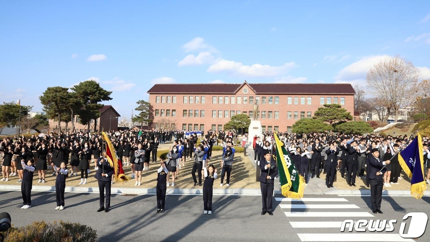 본문 이미지 - 청주대학교를 비롯해 청석학원 산하 7개 학교 교직원과 학생들이 지난해 11월 청석학원 창학 100주년을 기념하는 플래시몹을 펼치고 있는 모습.(청주대학교 제공)/뉴스1