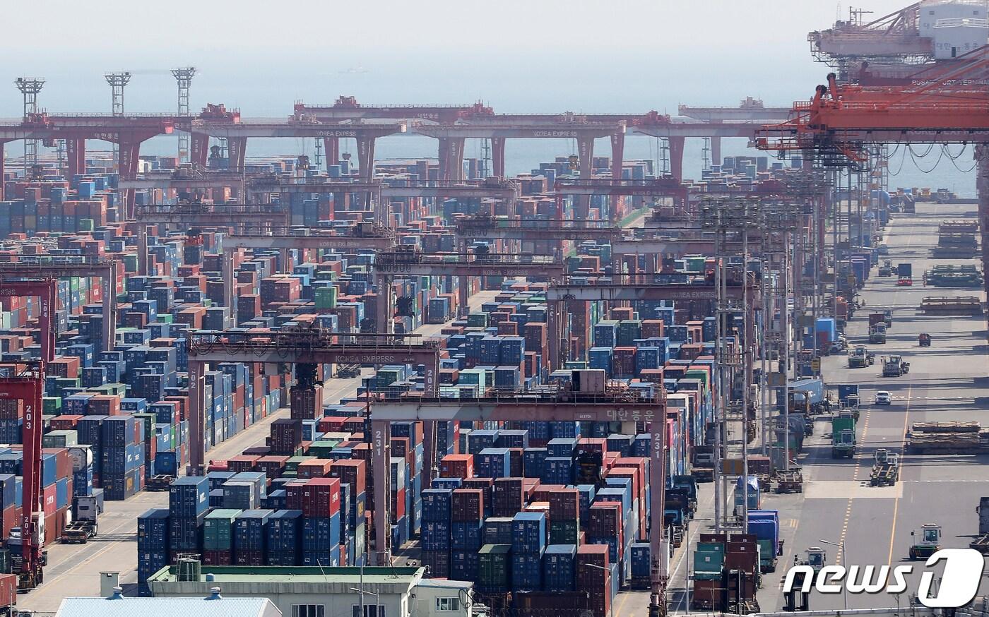 본문 이미지 - 부산항 신선대부두에 컨테이너가 가득 쌓여 있다. 2024.4.1/뉴스1 ⓒ News1 윤일지 기자