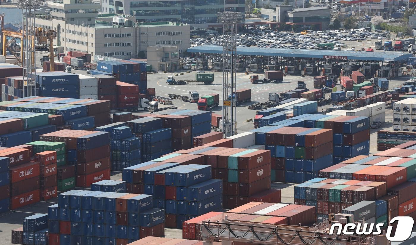 1일 부산항 신선대부두에 컨테이너가 가득 쌓여 있다. 2024.4.1/뉴스1 ⓒ News1 윤일지 기자