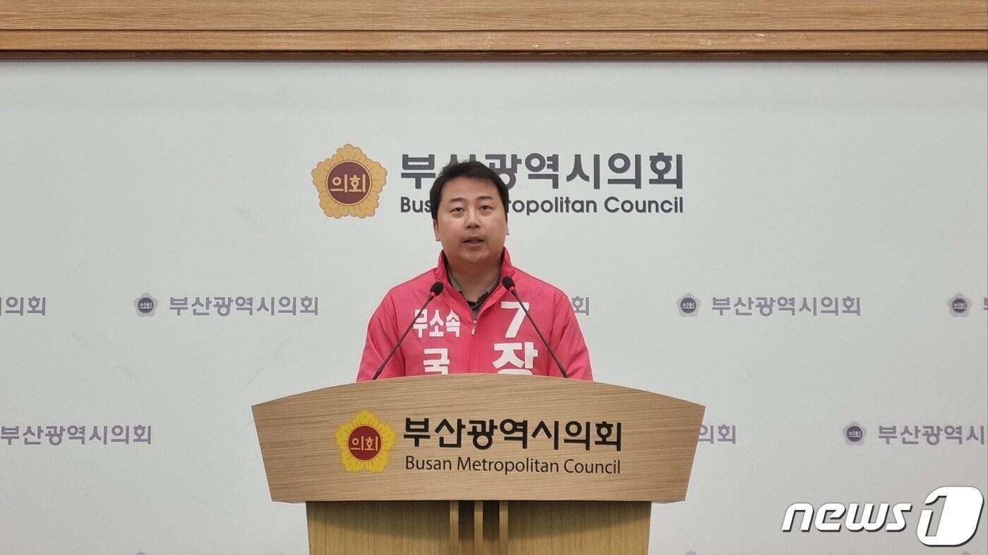본문 이미지 - 1일 오전 장예찬 부산 수영구 무소속 후보가 부산시의회 브리핑룸에서 긴급 기자회견을 열고 보수 단일화 경선을 제안하고 있다. 2024.04.01ⓒ 뉴스1 박채오 기자 