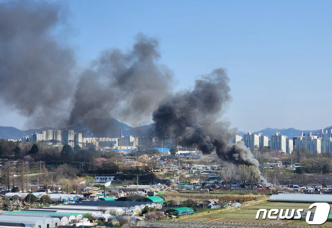 본문 이미지 - 1일 오후 2시 52분쯤 광주 서구 마륵동의 한 PVC자재창고에서 불이 나 소방당국이 화재를 진압하고 있다. 2024.4.1/뉴스1 ⓒ News1 박준배 기자