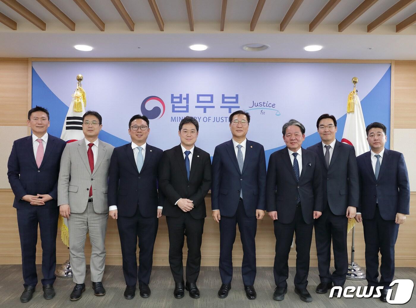 본문 이미지 - 박성재 법무부 장관(우측 넷째)은 1일 오후 서울지방변호사회 임원들과 만나 기념촬영을 하고 있다. 박 장관은 이날 서울지방변호사회 관계자들과 변호사 제도 관련 현안 등을 논의했다. 2024.4.1./ⓒ 뉴스1(법무부 제공)