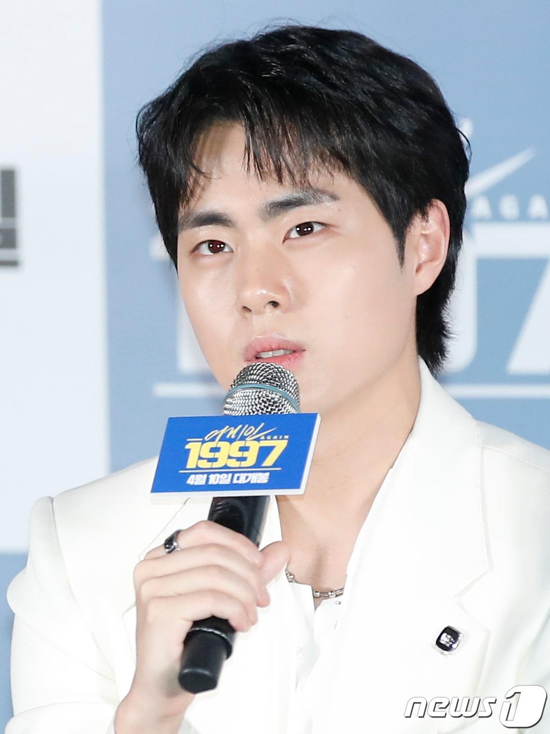 본문 이미지 - 배우 조병규가 1일 서울 용산구 CGV용산아이파크몰에서 열린 영화 '어게인 1997'(감독 신승훈) 언론시사회에서 인사말을 하고 있다. '어게인 1997'은 죽는 순간 과거의 후회되는 ‘그 때’로 보내주는 5장의 부적을 얻게 된 남자가 제일 잘 나가던 그 시절, 1997년 고등학생 때로 돌아가면서 시작된 인생 개조 프로젝트를 그린 N차 회귀 판타지다. 2024.4.1.뉴스1 ⓒ News1 권현진 기자