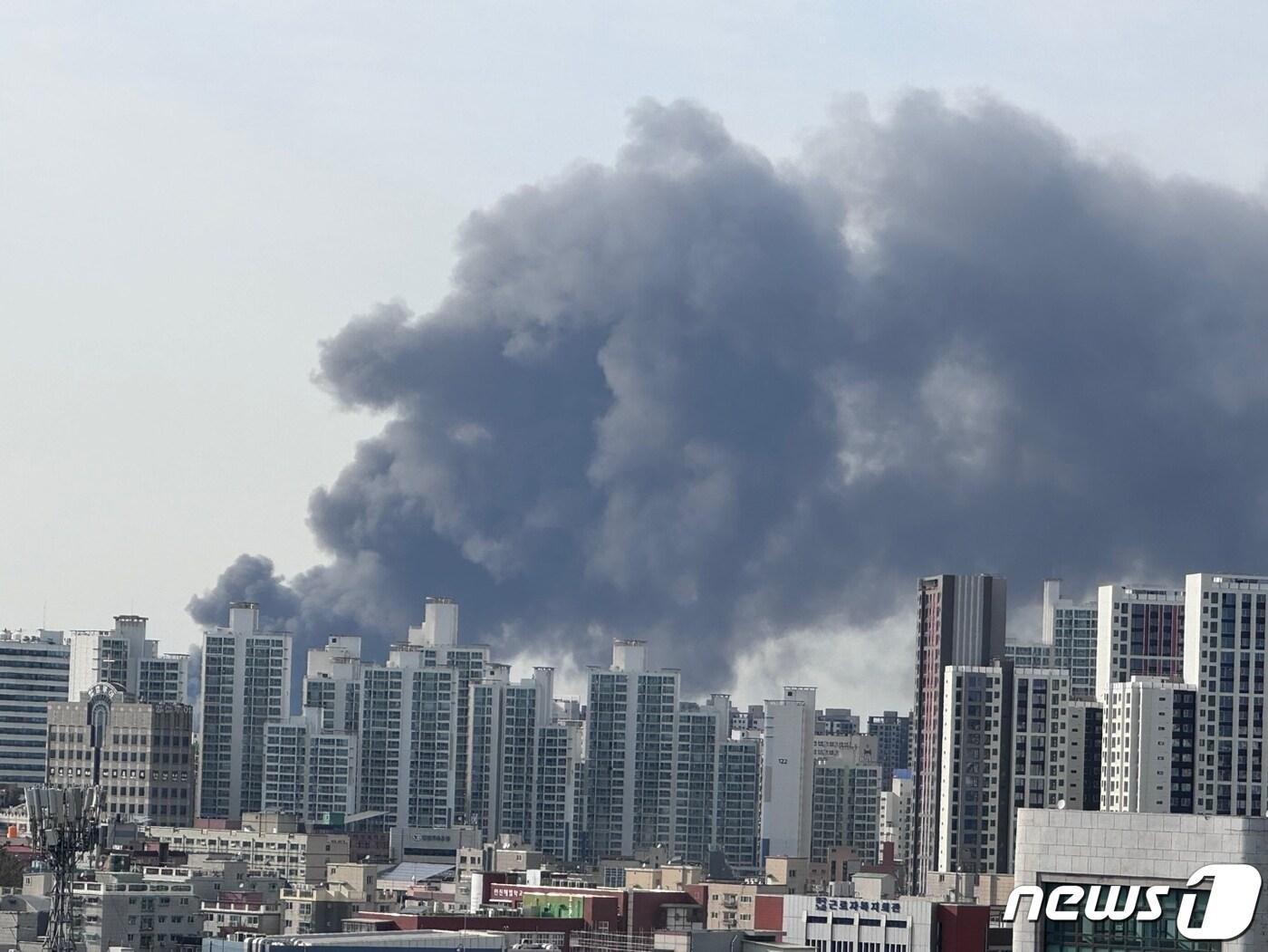 본문 이미지 -  1일 오후 3시56분께 서구 석남동의 한 자동차 부품 공장에서 불이 나 소방 당국이 진화에 나섰다.(독자 제공)/뉴스1