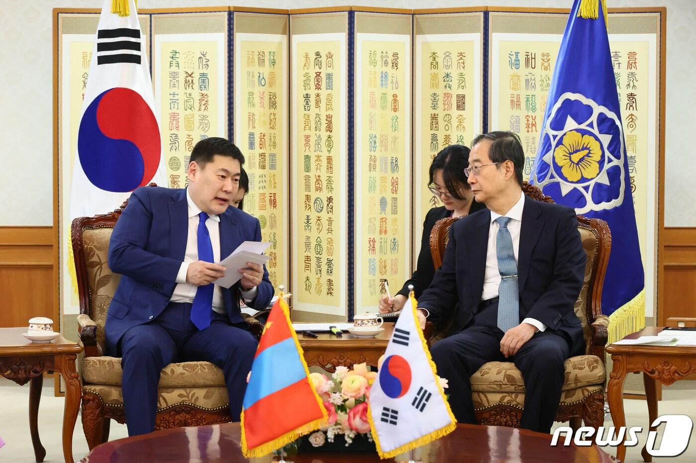 한덕수 국무총리가 1일 서울 종로구 정부서울청사에서 방한중인 롭상남스라이 어용에르덴(Luvsannamsrai Oyun-Erdene) 몽골 총리와 면담하고 있다. 이날 면담에서는 △양국 관계 △분야별 협력 △한반도 문제 등 관련 상호 관심사에 대해 폭넓게 논의했다. (총리실 제공) 2024.4.1/뉴스1 ⓒ News1 허경 기자