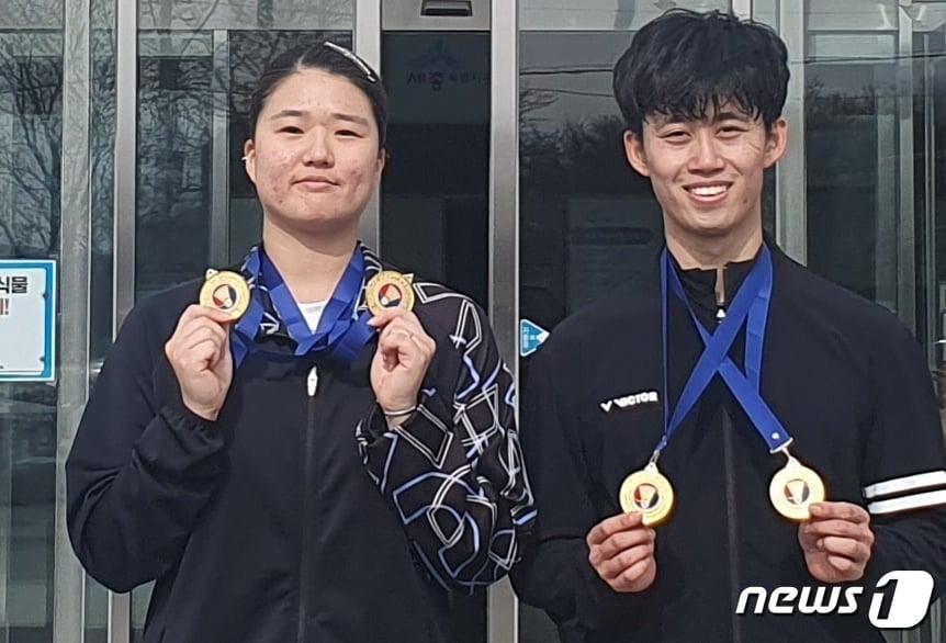 본문 이미지 - 김천시 배드민턴단 서명수(오른쪽)·박민경 선수가  '전국장애인배드민턴대회'에서 남·녀 단식과 혼합복식에서 모두 우승한 뒤 금메달을 목에 걸고 기념사진을 찍고 있다. (김천시 제공) 2024.4.1/뉴스1