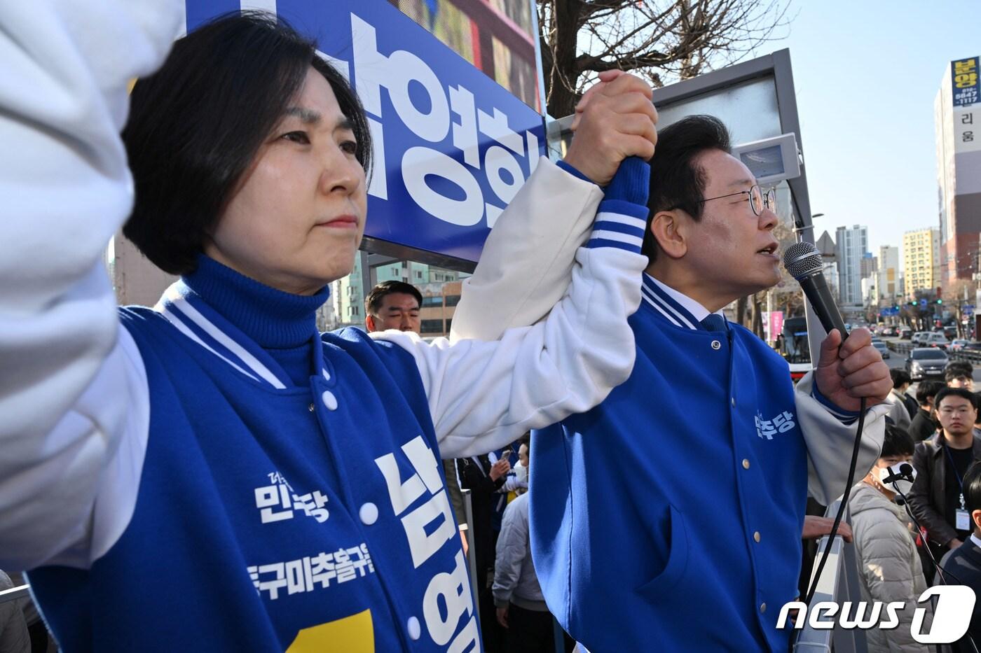 본문 이미지 - 이재명 더불어민주당 대표 겸 상임공동선대위원장이 1일 오후 인천 미추홀구 용현시장에서 남영희(인천 동구미추홀구을) 후보 지원유세를 하고 있다. (공동취재) 2024.4.1/뉴스1 ⓒ News1 구윤성 기자
