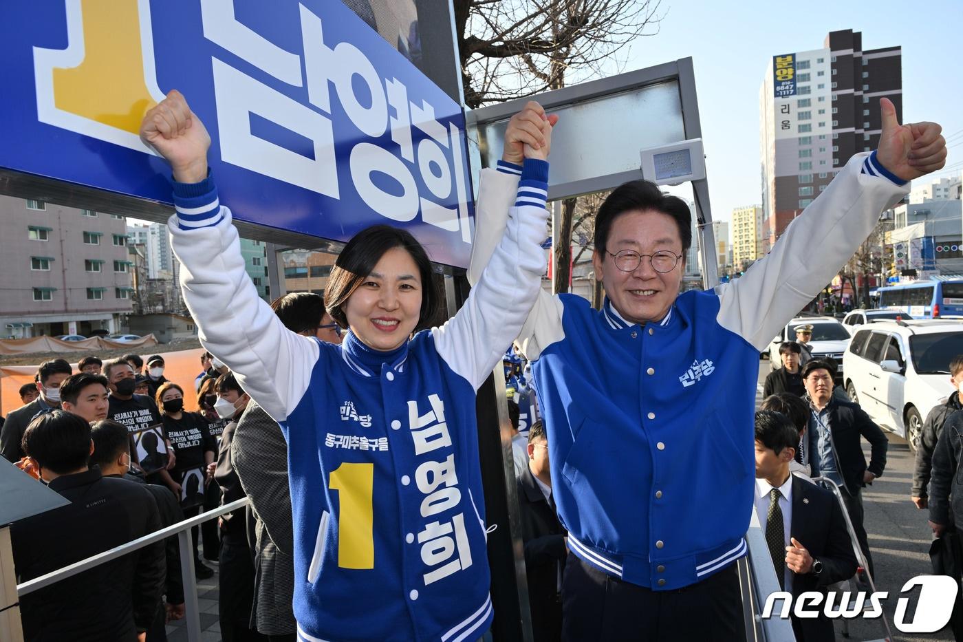 본문 이미지 - 이재명 더불어민주당 대표 겸 상임공동선대위원장이 지난 1일 오후 인천 미추홀구 용현시장에서 남영희(인천 동구미추홀구을) 후보 지원유세를 하고 있다. (공동취재) 2024.4.1/뉴스1 ⓒ News1 구윤성 기자