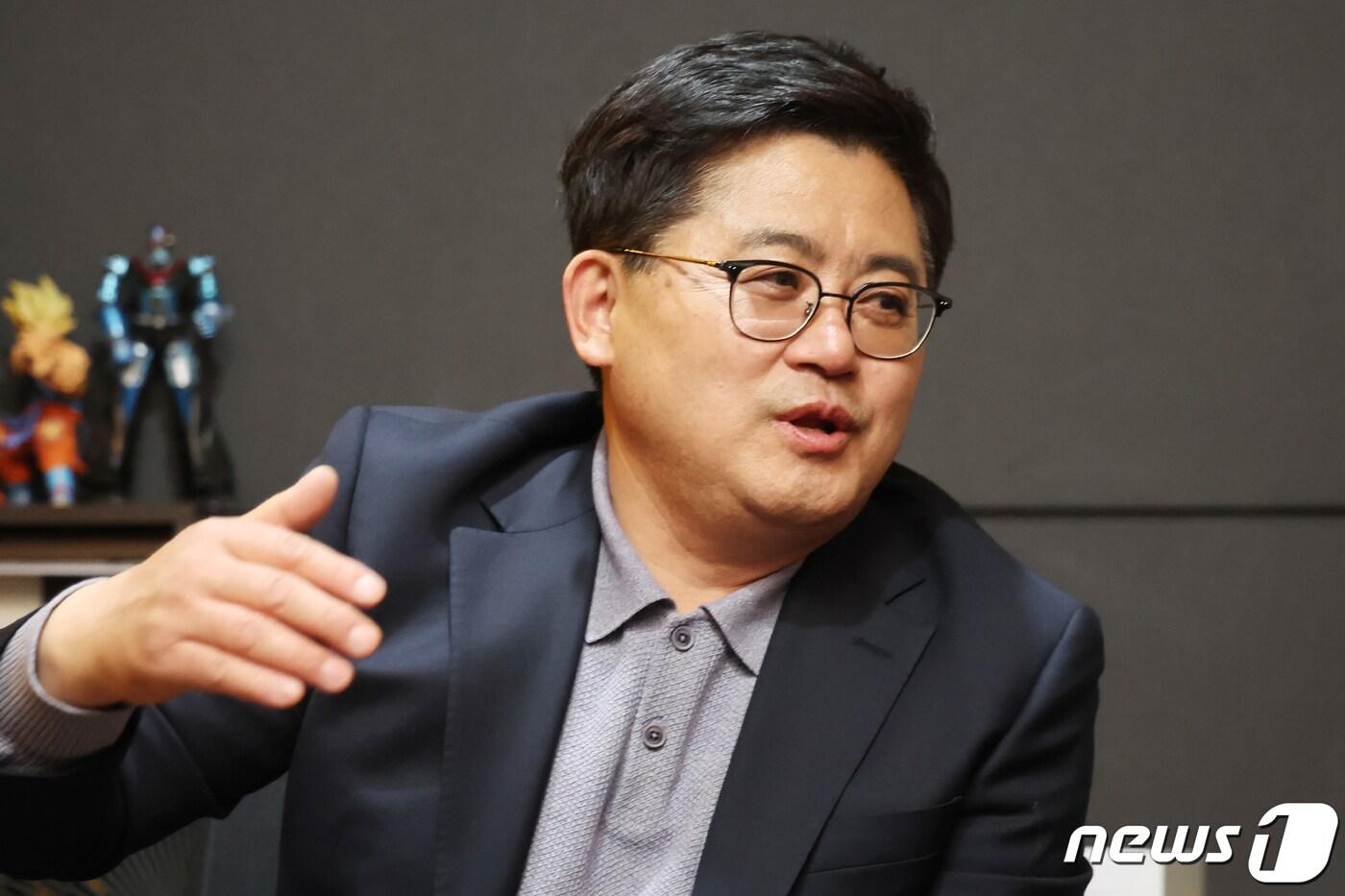 본문 이미지 - 함운경 국민의힘 마포을 후보가 1일 오후 서울 마포구의 한 녹음실에서 작곡가들을 만나 간담회를 갖고 있다. 2024.4.1/뉴스1 ⓒ News1 민경석 기자