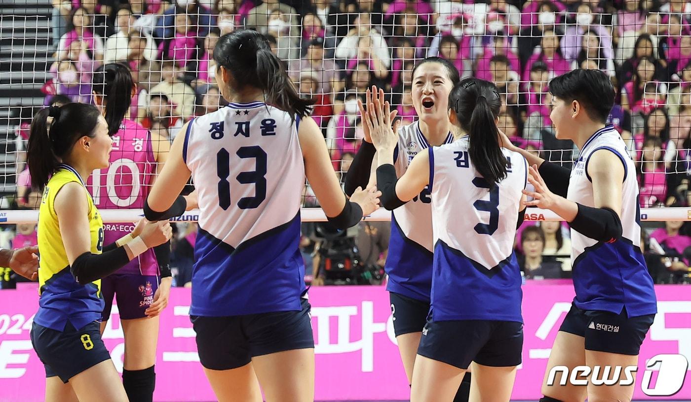 본문 이미지 - 1일 오후 인천 삼산월드체육관 열린 프로배구 '도드람 2023-2024 V리그' 여자부 챔피언결정전 3차전 흥국생명과 현대건설의 경기에서 현대건설 이다현 등 선수들이 득점을 기뻐하고 있다. 2024.4.1/뉴스1 ⓒ News1 김민지 기자