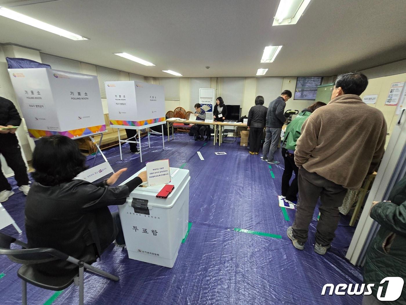 본문 이미지 - 10일 오전 경기도 고양 덕양구 화정2동 제4투표소에서 유권자들이 제22대 국회의원 선거 본투표를 하고 있다. 2024.4.10/뉴스1 ⓒ News1 황덕현 기후환경전문기자