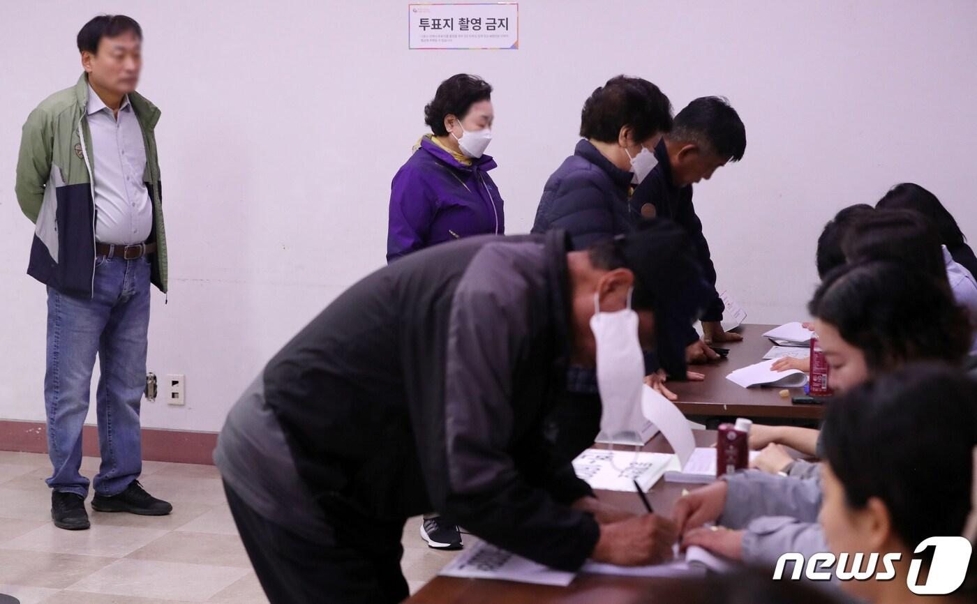 본문 이미지 - 제22대 국회의원 선거일인 10일 전북자치도 전주시 서신동주민센터에 마련된 서신동 제1투표소에서 유권자들이 투표를 하고 있다. 2024.4.10/뉴스1 ⓒ News1 유경석 기자