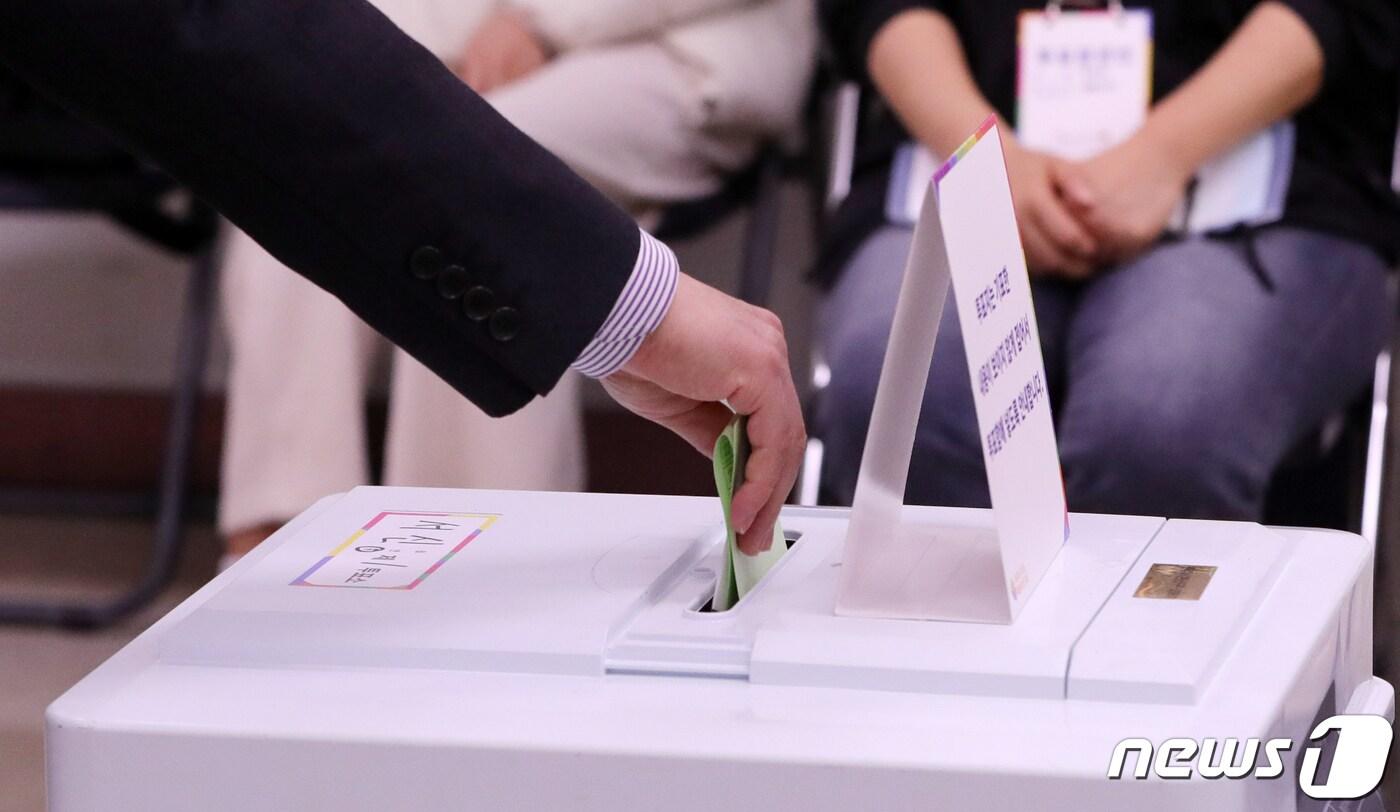 본문 이미지 - 제22대 국회의원 선거일인 10일 전북자치도 전주시 서신동주민센터에 마련된 서신동 제1투표소에서 유권자들이 투표를 하고 있다. 2024.4.10/뉴스1 ⓒ News1 유경석 기자