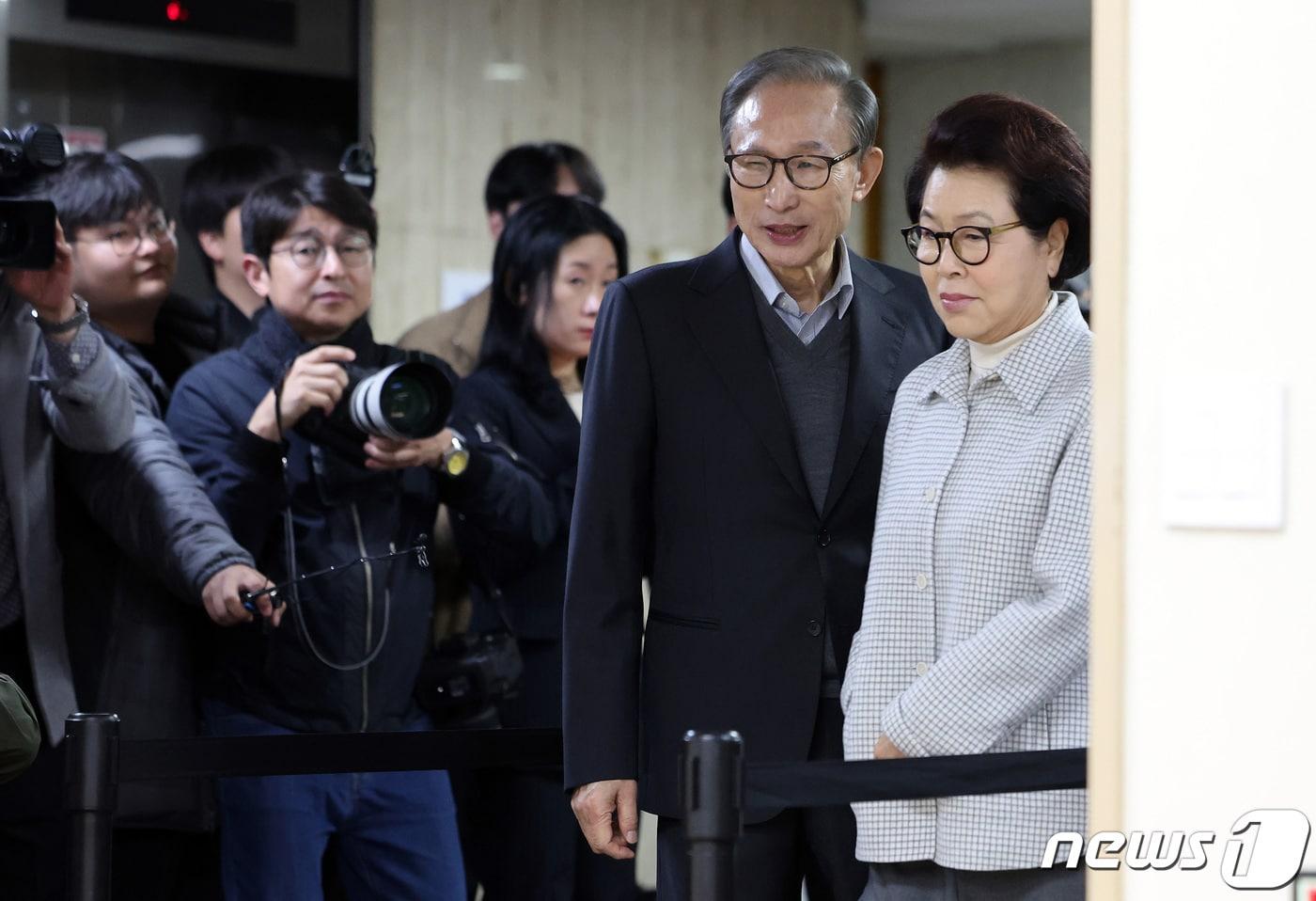 본문 이미지 - 이명박 전 대통령과 부인 김윤옥 여사가 10일 오전 서울 국민연금공단서울남부지역본부에 마련된 논현1동 제3투표소에서 투표를 하기 위해 이동하고 있다. 2024.4.10/뉴스1 ⓒ News1 이동해 기자